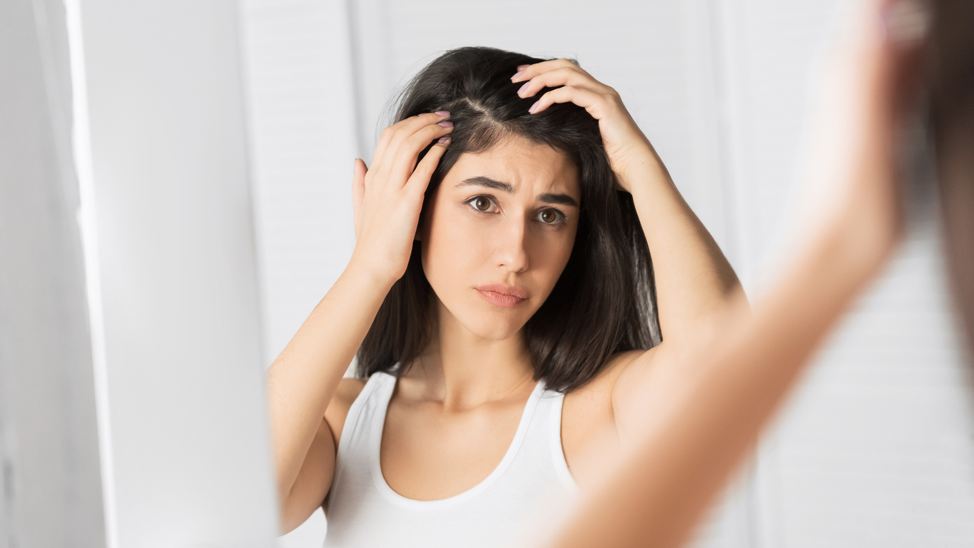 Op jonge leeftijd al grijze haren? Dit zegt het over